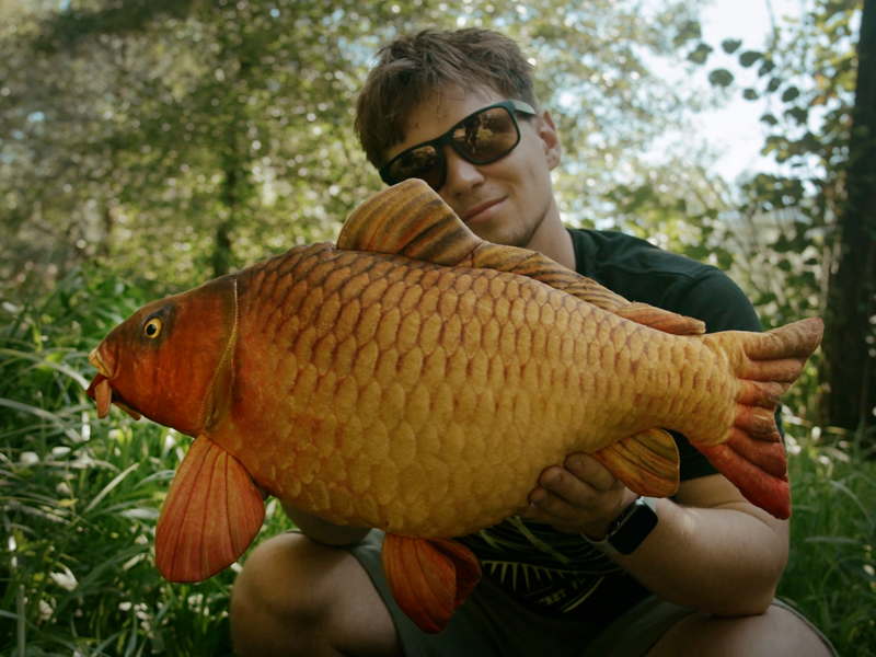 Plyšový kapor Delphin CARPY - MojeRybárstvo.sk Plyšový kapor Delphin CARPY – Obrázok 4