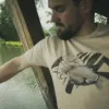 Giants fishing Tričko pánské béžové Rybář s kaprem – Obrázok 2